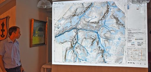 Patrick Blau präsentierte eine Starkregen-Gefahrenkarte.   
 
Foto: He  
inz Vollmar Foto: Die Oberbadische