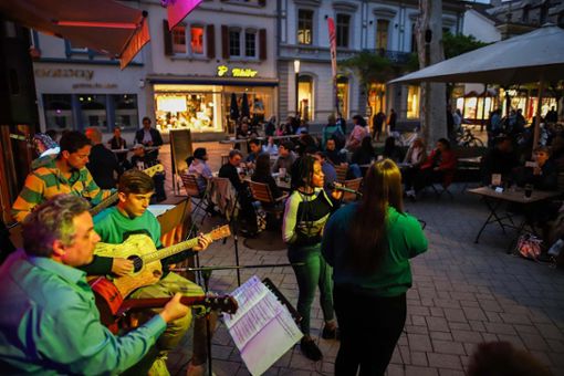 Viele Talente der Städtischen Musikschule Lörrach waren im Laufe des Abends vor der Café Bar 1456 Arber am Hebelpark zu hören. Foto: Kristoff Meller Foto: mek