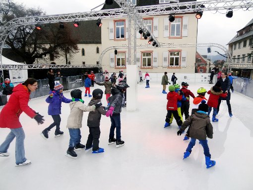 Die deutschen und französischen Schulkinder hatten sichtlich ihre Freude an gemeinsamen Aktivitäten wie Eislaufen und dem Erkunden des Markgräfler Museums. Foto: zVg Foto: Weiler Zeitung