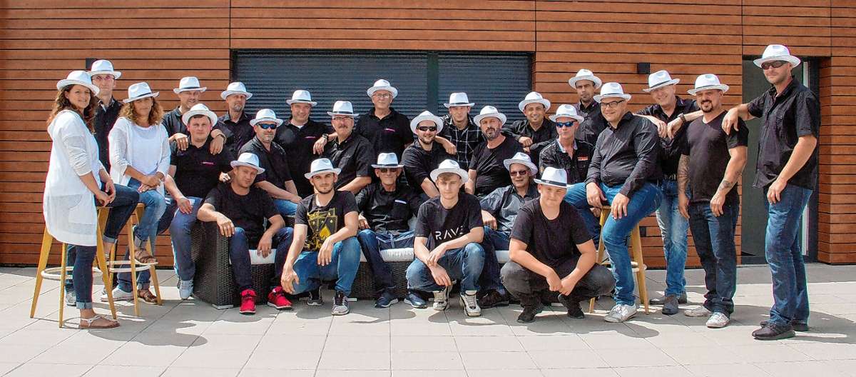Das Team der Schliengener Firma M. Brendlin GmbH. Heute zählt dasUnternehmen 25 Mitarbeitende, die eine besondere Kollegialität pflegen.