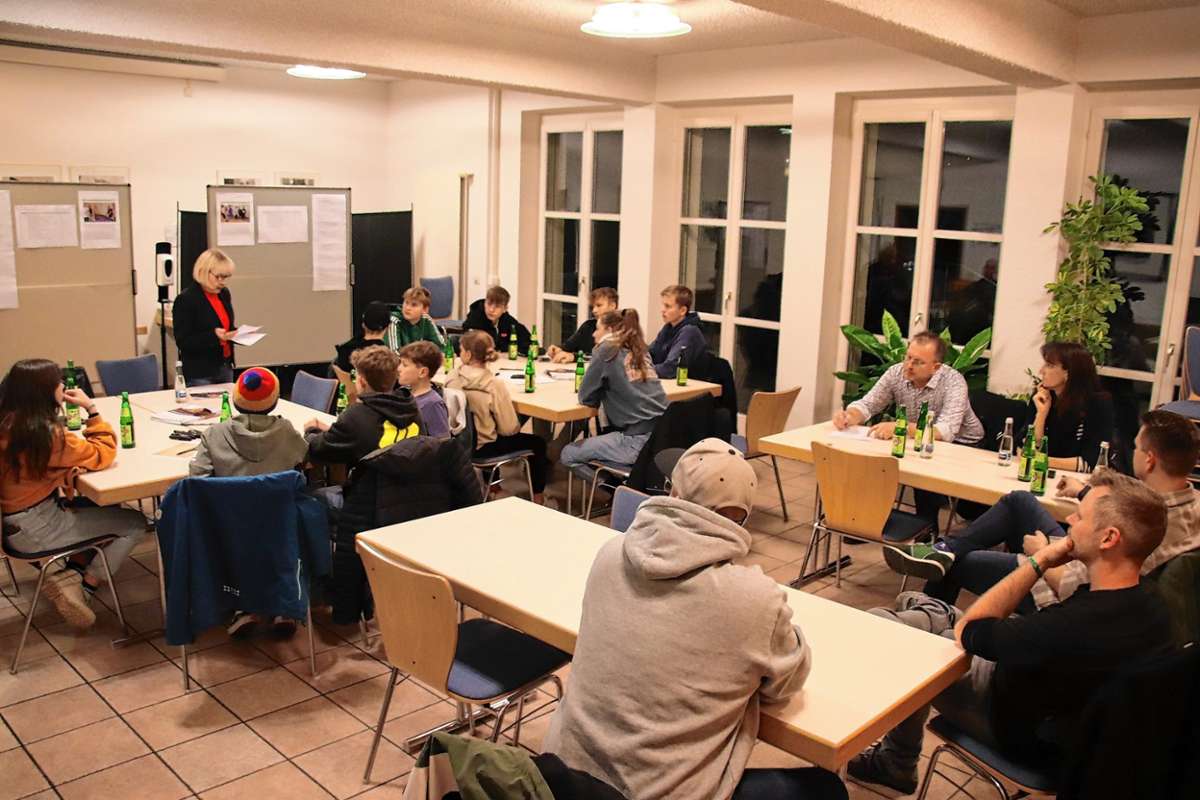 Im lebendigen Austausch: Jugendliche, Eltern und Gemeindevertreter in der Rathausstube in Binzen.