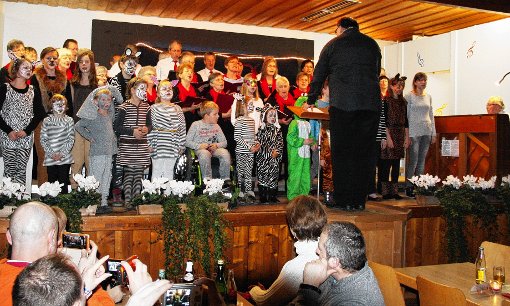 Fast zu klein war die Bühne des Schallbacher Gemeindesaals für den gemeinsamen Auftritt des Gesangvereins und seiner Kinderchöre bei der Jahresfeier.  Foto: Walter Bronner Foto: Weiler Zeitung