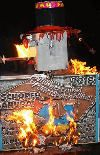 Die Farifa-Narren verbrannten   die Fasnacht 2018, die diesmal keine Puppe, sondern ein „Plakettenkerl“ war.     
Fotos: Ralph Lacher Foto: Markgräfler Tagblatt