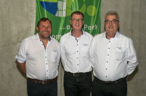 Hartmut Kurz (Mitte) mit dem bisherigen Vize-Vorsitzenden Thomas Lützelschwab (links) und seinem neuen Stellvertreter Wolfgang Pertile. Foto: B. Weis