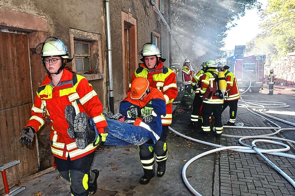 Die Schlussübung der Freiwilligen Feuerwehr Inzlingen in und bei einem Anwesen an der Riehenstraße war ein beeindruckendes Schauspiel. Foto: Heinz Vollmar