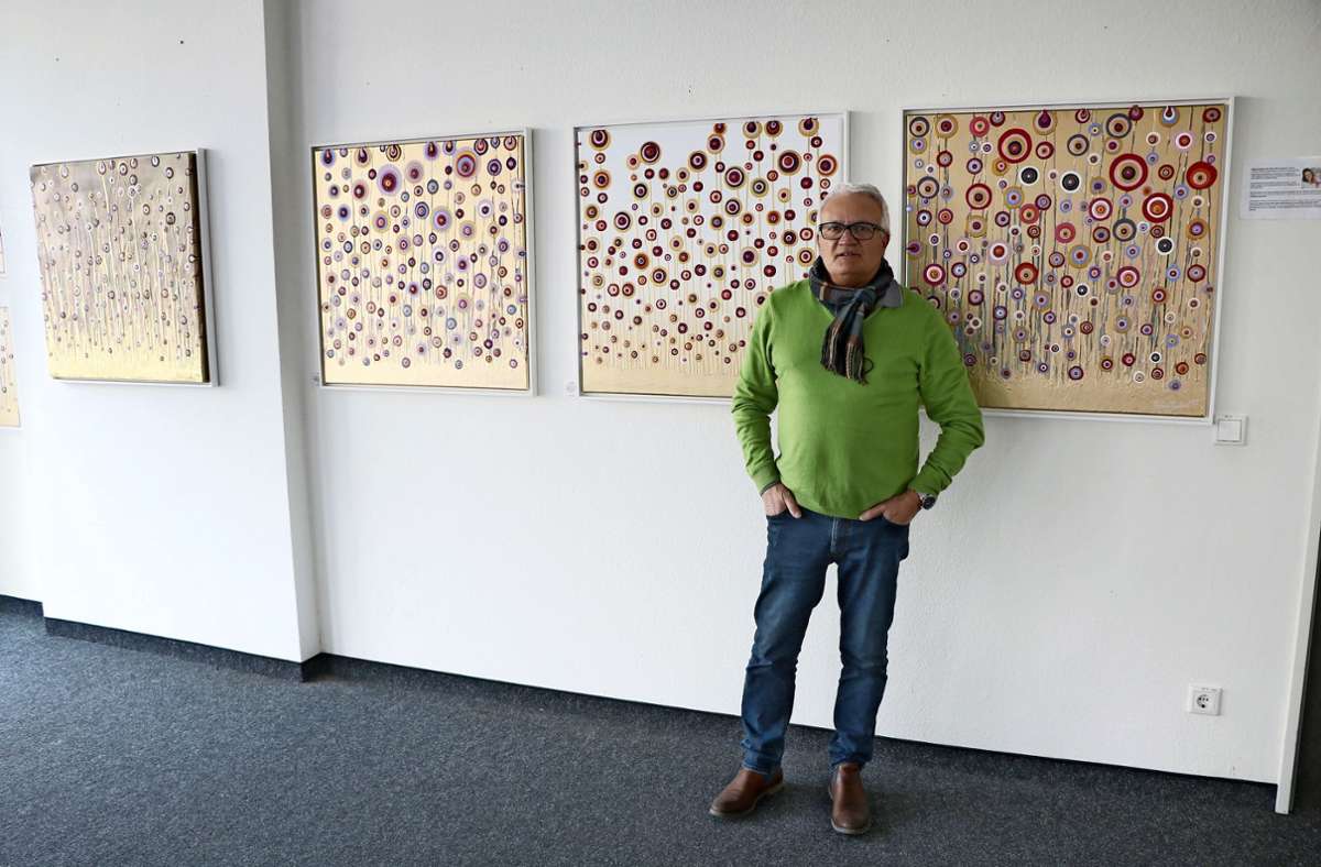 Dieter Korb  in der Pop Up Gallery, in der am Donnerstag eine zweite Ausstellung eröffnet wird Foto: Saskia Scherer