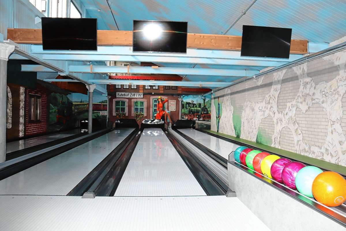 Eine speziell gestaltete Bowlingbahn kann im Freizeitpark Zell bespielt werden.