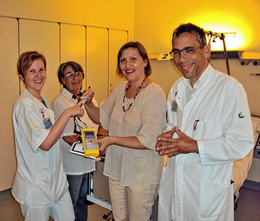 Michael Maraun und Dagmar Fuchs (von links) bei einer Spendenübergabe des Krankenhausfördervereins im Jahr 2013. Foto: Archiv