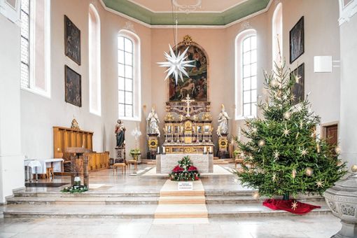 Festlich geschmückt mit Weihnachtsbaum und großem Stern präsentiert sich die St. Leodegar-Kirche. Foto: Alexander Anlicker