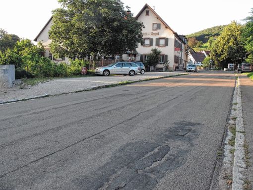 Die Ortsdurchfahrt in Sitzenkirch ist trotz der Schäden im Asphalt  eine „Rennstrecke“.   Foto: Jutta Schütz Foto: Weiler Zeitung