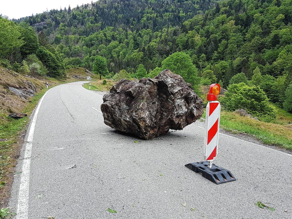 Kreis Lörrach: 70-Tonnen-Felsdroht abzustürzen