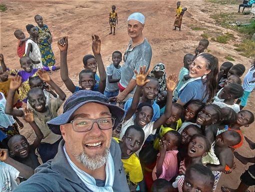 Martin Gossler (vorne), Martin Weigel und Carina Alter wurden freudig empfangen von den Kindern des Dorfes Changally in Gambia. Foto: zVg