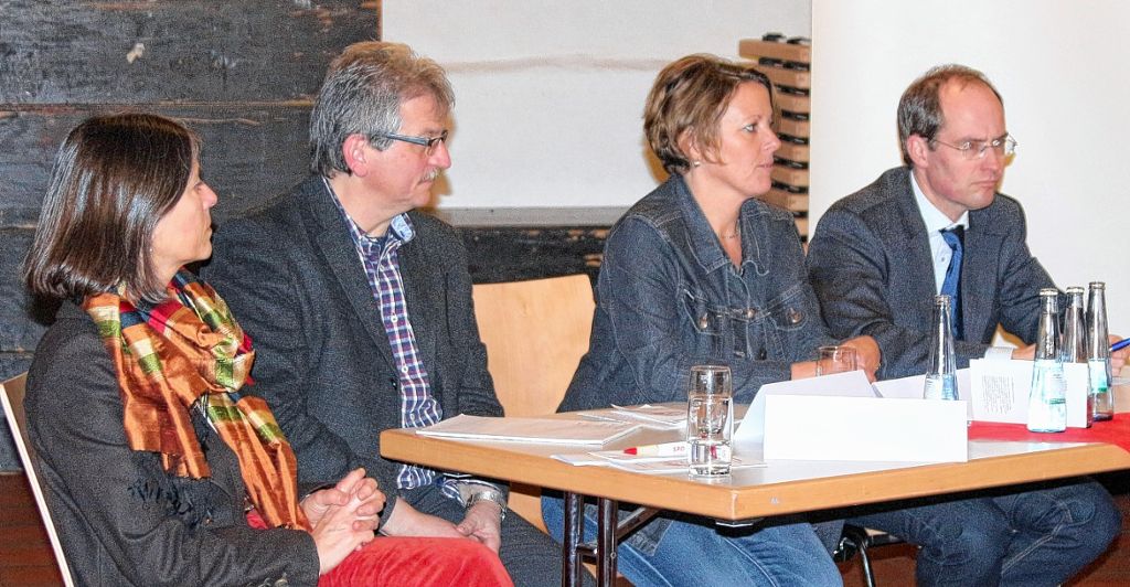Bei der Diskussion: (v. l.) Elisabeth Kurtenbach-Sepp, Norbert Fisel, Petra Brombacher-Vollmer und Bürgermeister Christian Renkert Foto: Weiler Zeitung