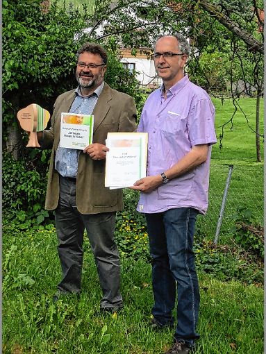 Jürgen Hauke (rechts) von der Niederweiler Streuobstinitiative erhielt die Auszeichnung von Herbert Stiefvater.  Foto: zVg Foto: Weiler Zeitung