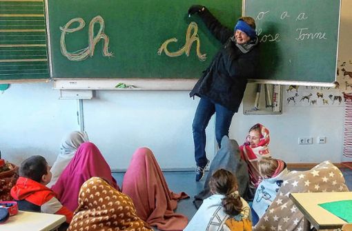 Lüften im Winter: Dick eingepackt verfolgen die Kinder den Unterricht.  Foto: zVg