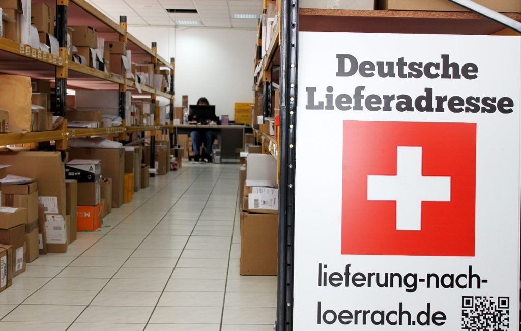 Schweizer Kunden lassen ihre Bestellungen an ein Lörracher Paketdepot liefern, um die Ware dort abzuholen. Foto: Patrick Netzllaff Foto: Die Oberbadische