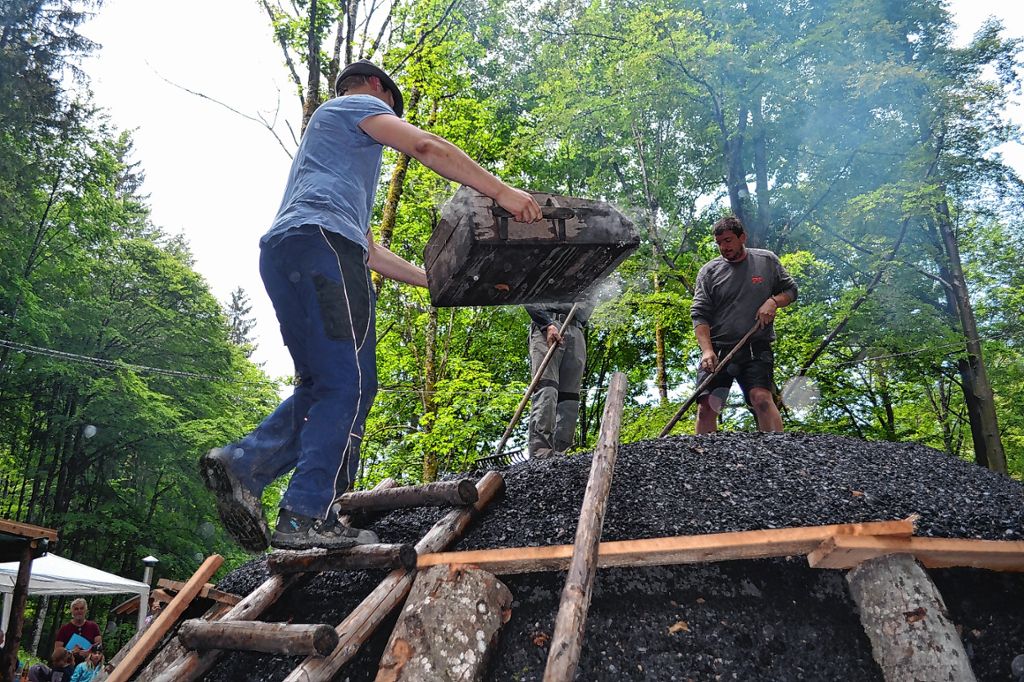 Schönau: Kohlemeiler glimmt vor sich hin
