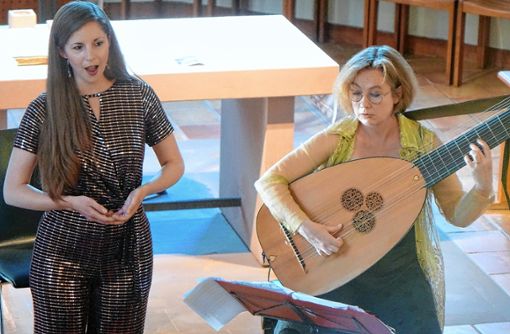 Mit Zoë Brookshaw sang eine junge Queen of Ancient Music bei „Stimmen“, begleitet von der Lautenistin Elizabeth Kenny. Foto: Jürgen Scharf