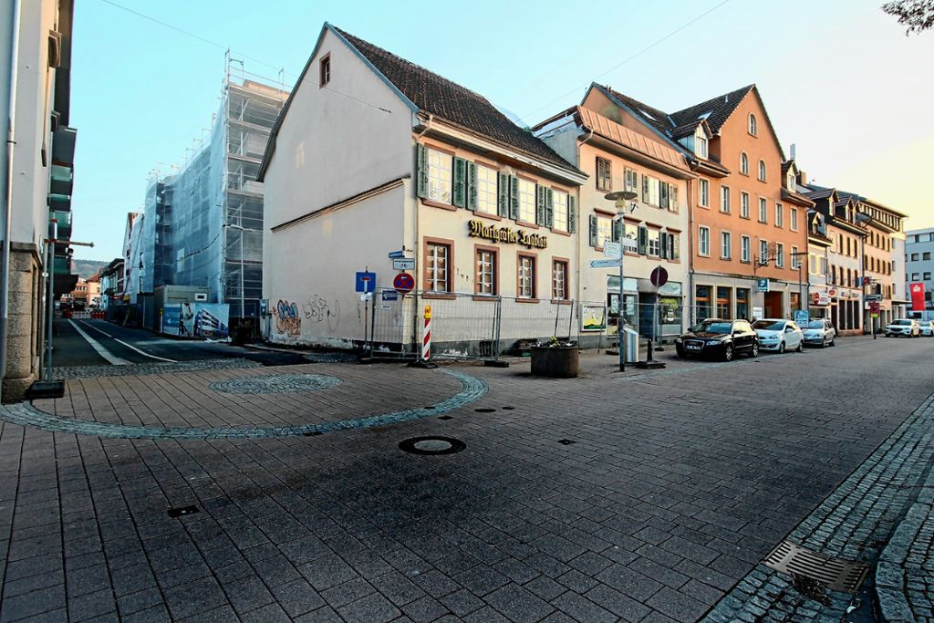 Stehvermögen: Die Stadt darf nach dem Veto der Baurechtsbehörde das Uehlin-Eckhaus vorerst nicht abreißen – des Denkmalschutzes wegen.