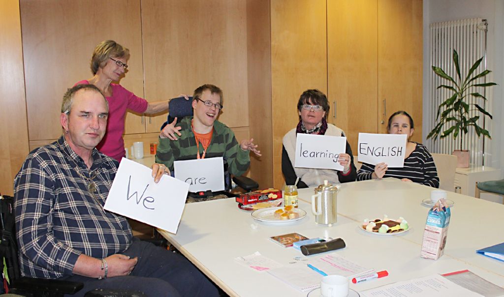 Die Teilnehmer des Englisch-Sprachkurses mit Kursleiterin Carina Zueger-Skrabal (Zweite v. l.) Foto: Jasmin Dunke Foto: Die Oberbadische