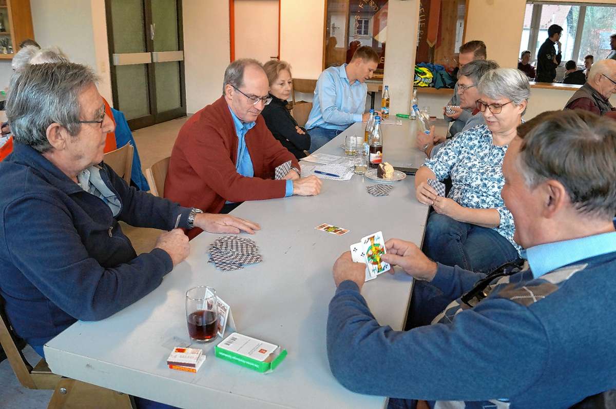 Auch Schliengens Bürgermeister Christian Renkert (2. v. l.) ist ein Fan des badischen Kartenspiels und nahm am Cego-Turnier teil. Foto: Silke Hartenstein
