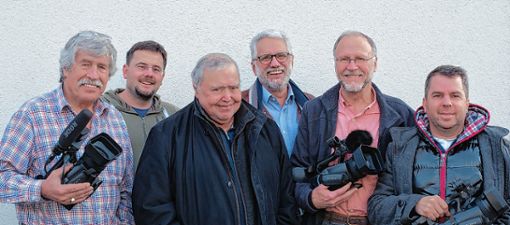 Das Kamerateam des Grenzach-Wyhlen-Films (von links): Peter Haidacher, Rolf Rombach, Gusty Hufschmid, Karl  Moos, Dr. Dieter Syga und  Frank Hüfner. Auf dem Foto fehlt José Morla mit seiner Kameradrohne.  
Foto: zVg Foto: Die Oberbadische