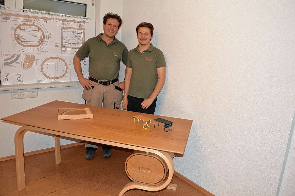 Marcus Steiger von Wohngut Steiger (links) freut sich über den Erfolg seines Mitarbeiters Jakob Suppinger. Foto: M. Rümmele