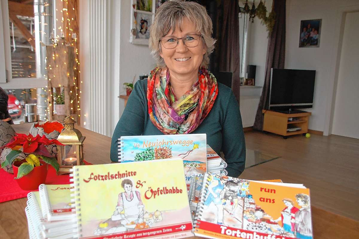 Heidi Kuder präsentiert die Koch- und Backbücher „Made in Adelhausen“. Foto: Petra Wunderle