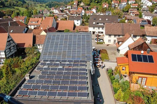 Auch die Nutzung der Sonnenenergie – hier der Blick über großzügiges Solardach im Lörracher Ortsteil Hauingen – hat eine Schlüsselrolle im Bemühen um Treibhausgas-Reduzierungen.                                           Foto: Peter Ade