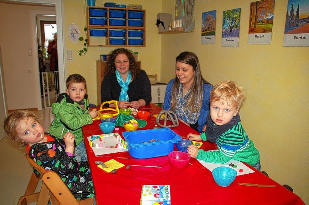 Anja Braekow (Mitte) hatte zum Tag der offen Tür in die Kindertagesstätte „Annies Laufstall“ eingeladen. Foto: Petra Wunderle Foto: Die Oberbadische