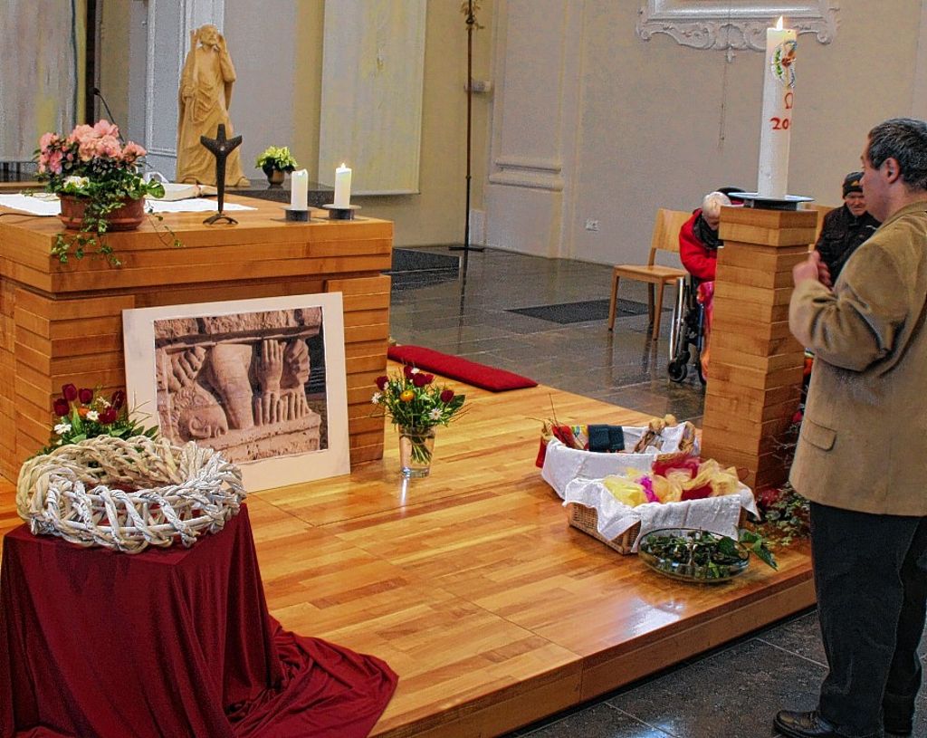 Das große Foto von der Gedenkstele regte die Teilnehmer des Gottesdienstes zum Gedenken an die Opfer aus dem St. Josefshaus des Nazi-Terrors an. Foto: Rolf Reißmann Foto: Die Oberbadische