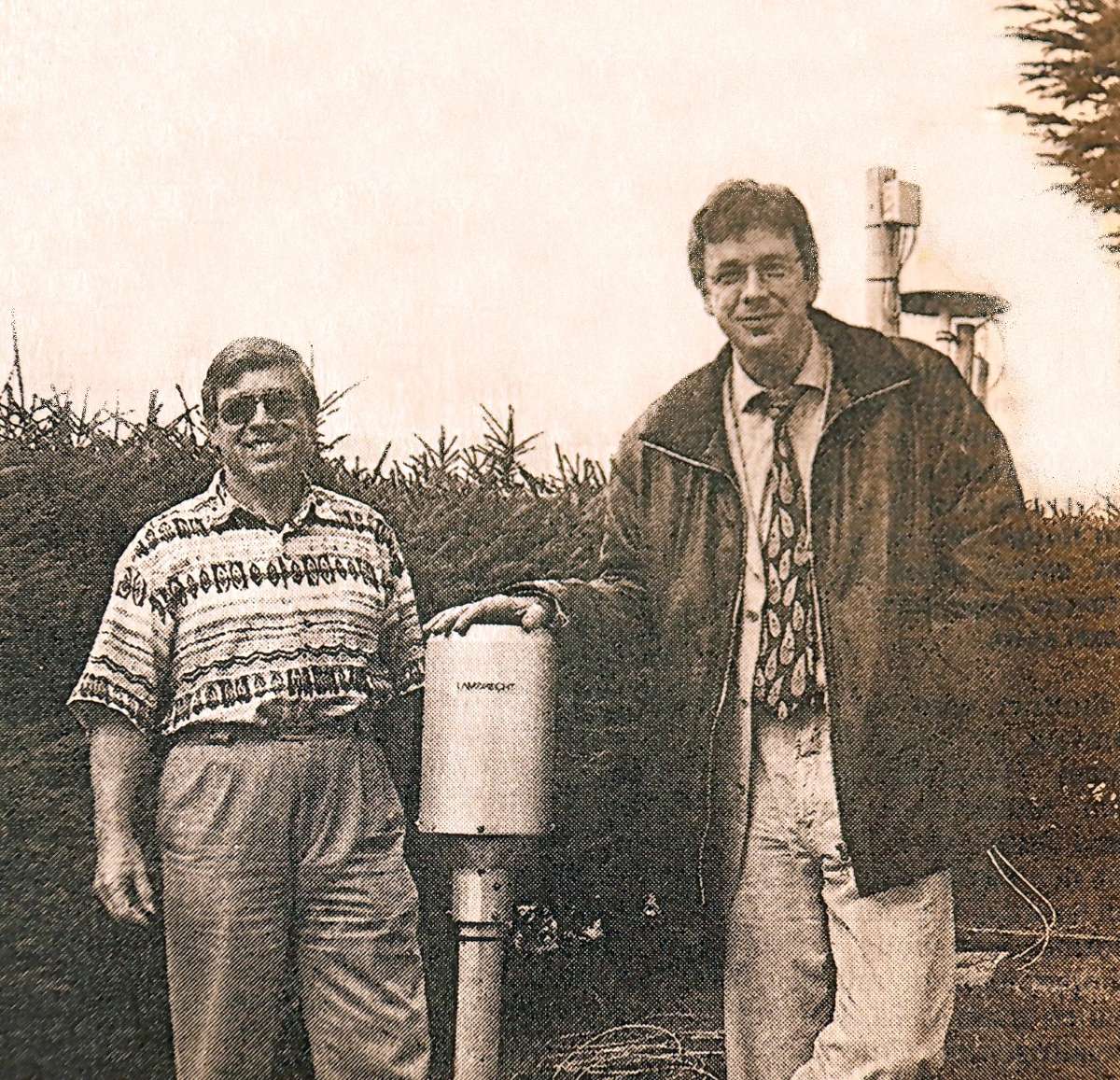 Bei der Einweihung der Wetterstation im September 1997 dankte Jörg Kachelmann (rechts) Lothar Lenz, der künftig mit den gesammelten Daten zu einer besseren lokalen Wettervorhersage beitragen würde.Archivfoto: Gerd Sutter