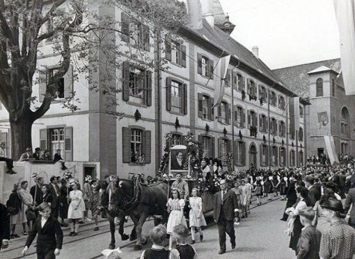 Der  Hebelumzug  am 10. Mai 1947  vor dem Dreiländermuseum, in dem Johann Peter Hebel einst wohnte und unterrichtete.  Foto: Dreiländermuseum