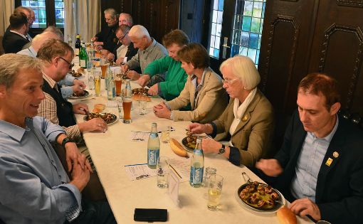 Die Lörracher Narren starteten mit dem Schnägge-Essen am 11.11. in die Fasnachtssaison 2018. Foto: Manfred Herbertz Foto: anl