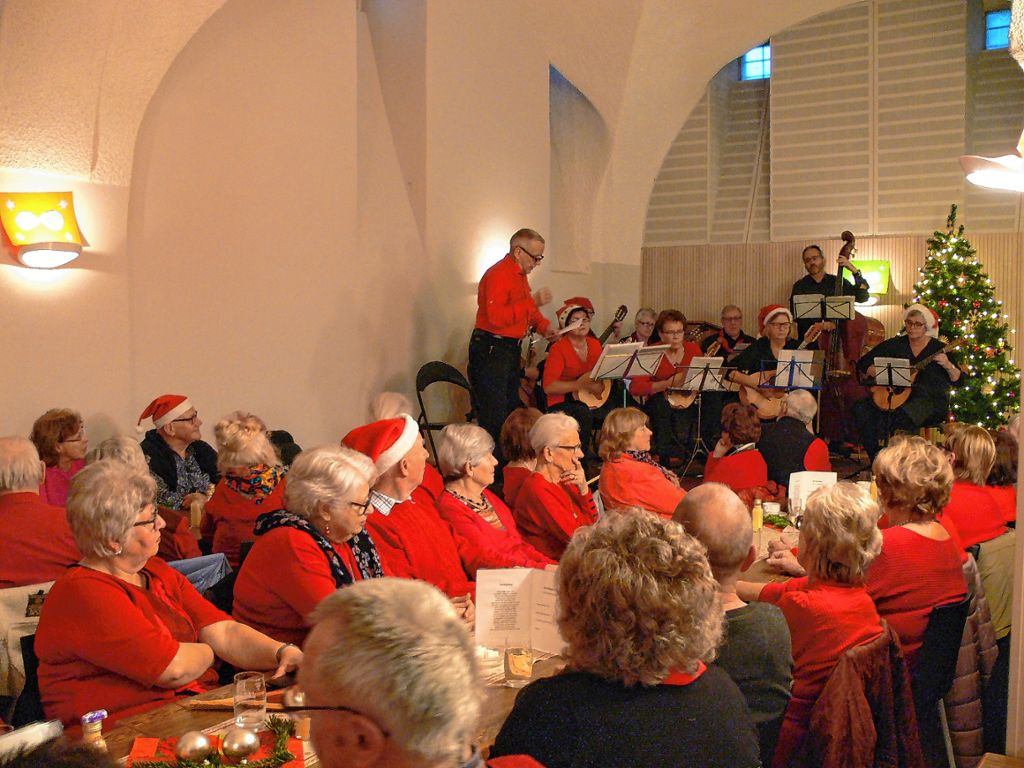 Weil am Rhein: Rotgekleidete Senioren singen mit