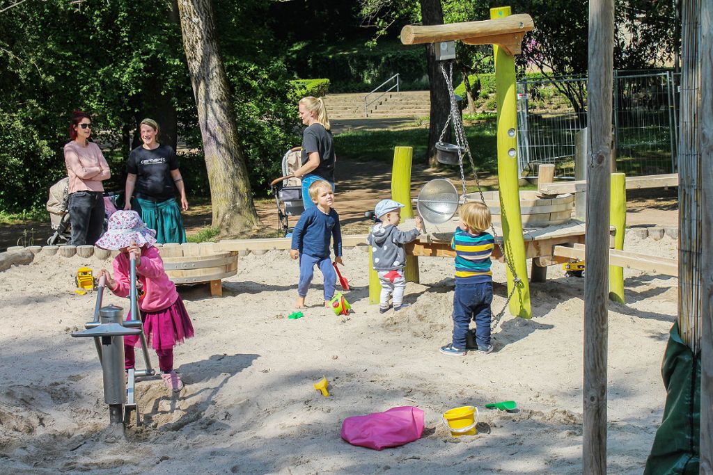 Der Spielplatz im Rosenfelspark war am Nachmittag gut besucht.