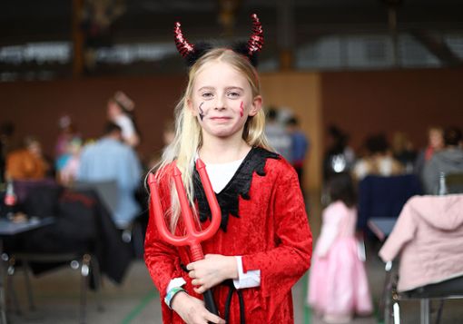 Nina (8 Jahre): „Ich bin ein Teufel, weil ich frech aussehen wollte. Es ist auch eine einfache Verkleidung, weil man nur etwas Rotes anziehen muss. Sonst bin ich immer ein Engel.“ Foto: Kristoff Meller Foto: mek