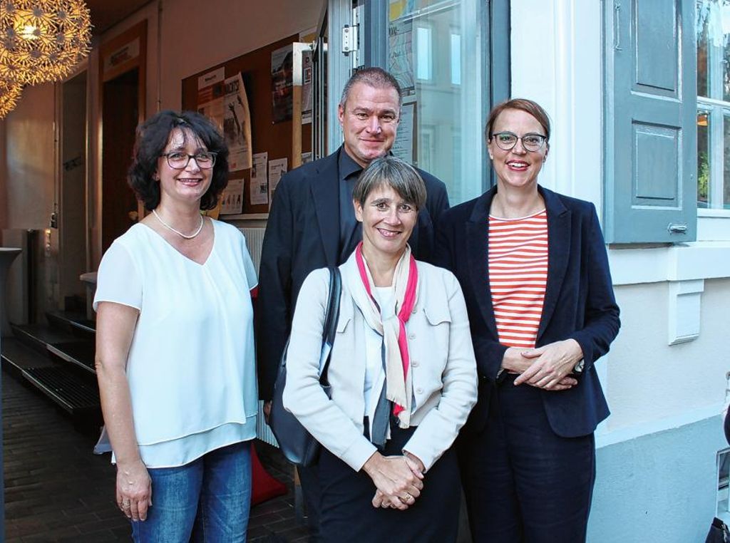 Sibylle Burkart (l.) Frank Hovenbitzer, Ute Lusche und Bürgermeisterin Monika Neuhöfer-Avdic (r.) bei der Einweihung des sanierten Kamel-ion im Oktober.