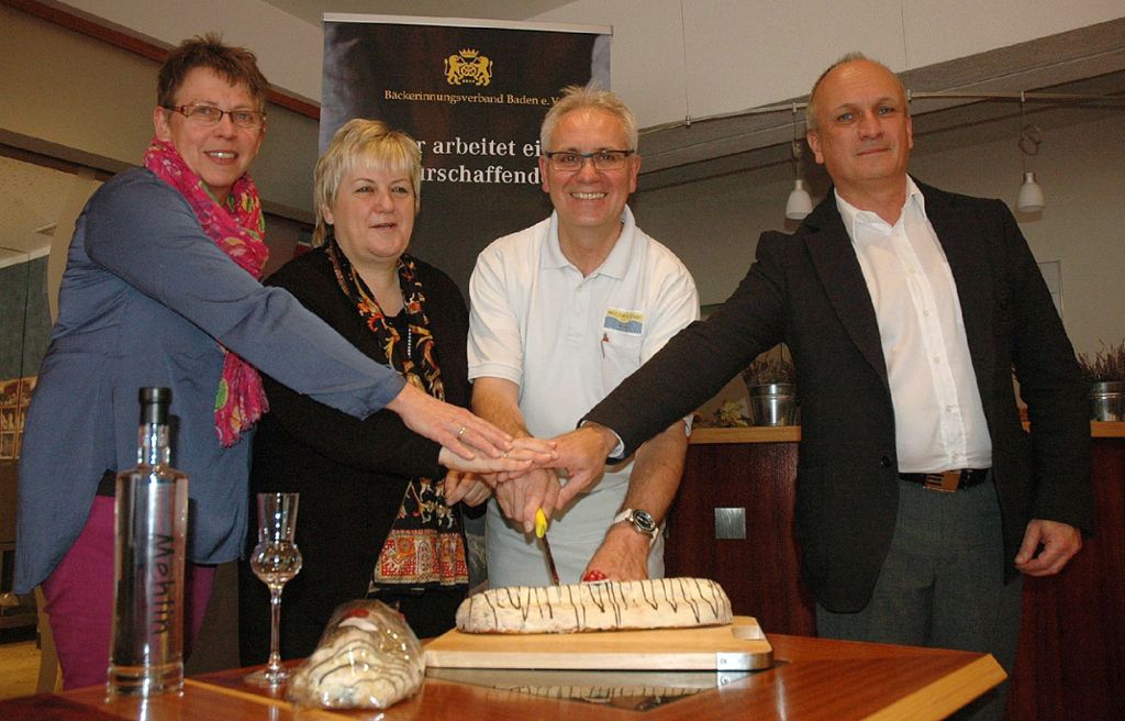 Schnitten den Stollen an (von links): Agnes Zimmermann, Kordula Kovac, Fritz Trefzger und Gerald Erdrich.  Foto: Marco Fraune Foto: Die Oberbadische