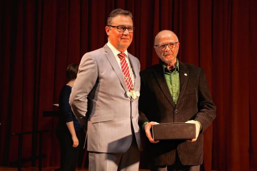 Elmar Kiefer wurde mit der Ehrennadel des Landes Baden-Württemberg ausgezeichnet. Foto: Ingmar Lorenz