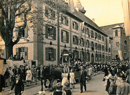 Foto vom großen Hebelfest in Lörrach 1947 von Hanns Tschira: Festumzug vor dem heutigen Dreiländermuseum. Fast 20.000 Schweizer kamen dazu nach Lörrach, weil die Grenzen für einen Tag geöffnet wurden.    Foto: Sammlung Dreiländermuseum Foto: Die Oberbadische