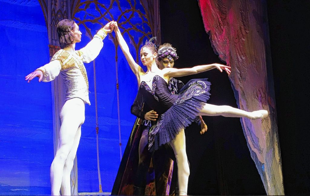 Fast schon ein Pas de trois: Odile (Anastasiia Abramova) tanzt mit Prinz Siegfried (Filipp Parkachev, links) und dem Zauberer Rotbart (Karim Mubaraksin).   Foto: Jürgen Scharf