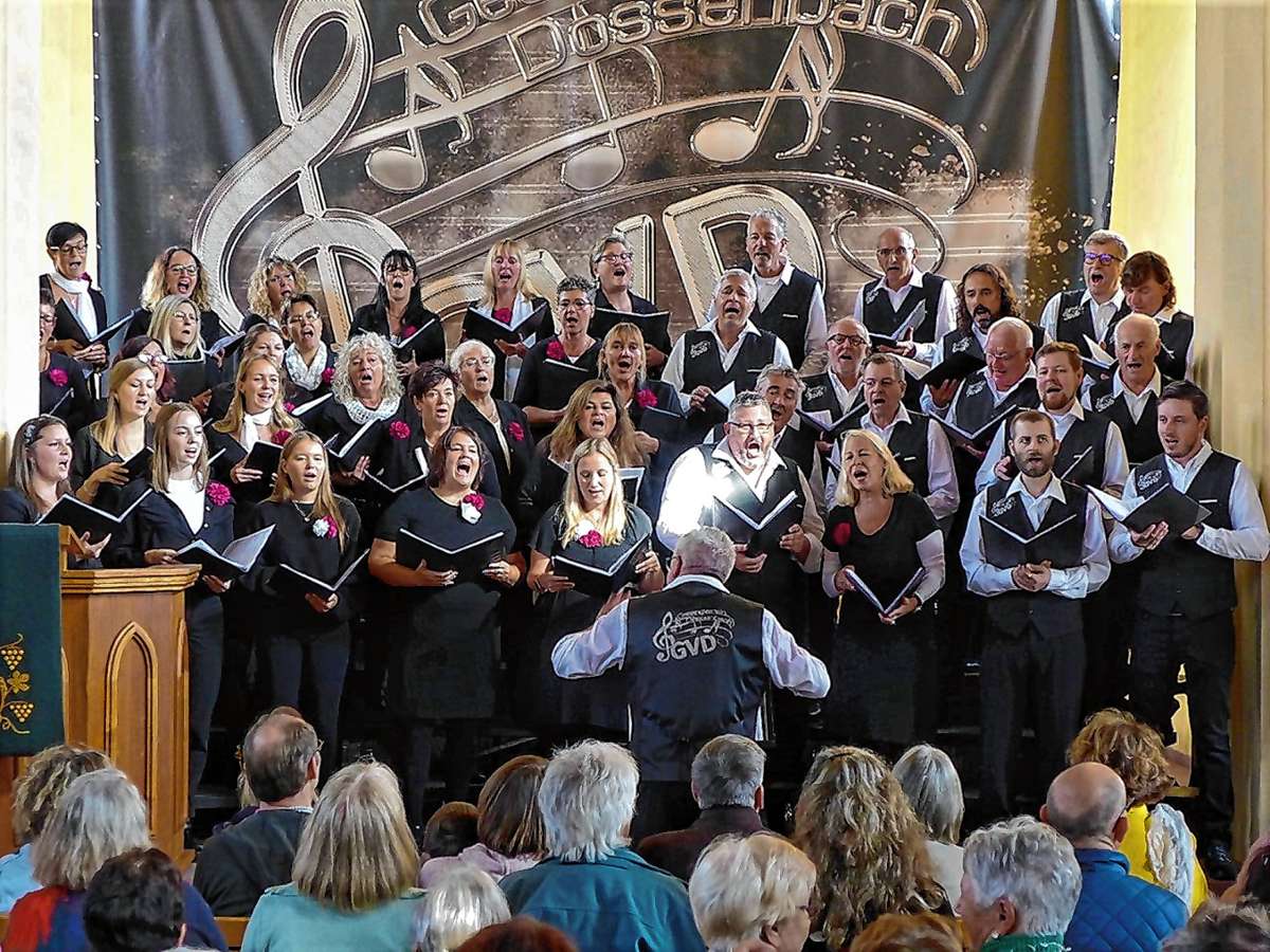 Der Gesangverein Dossenbach begeisterte in der ausverkauften Kirche mit fröhlich-poppigem Gesang. Foto: Willi Vogl