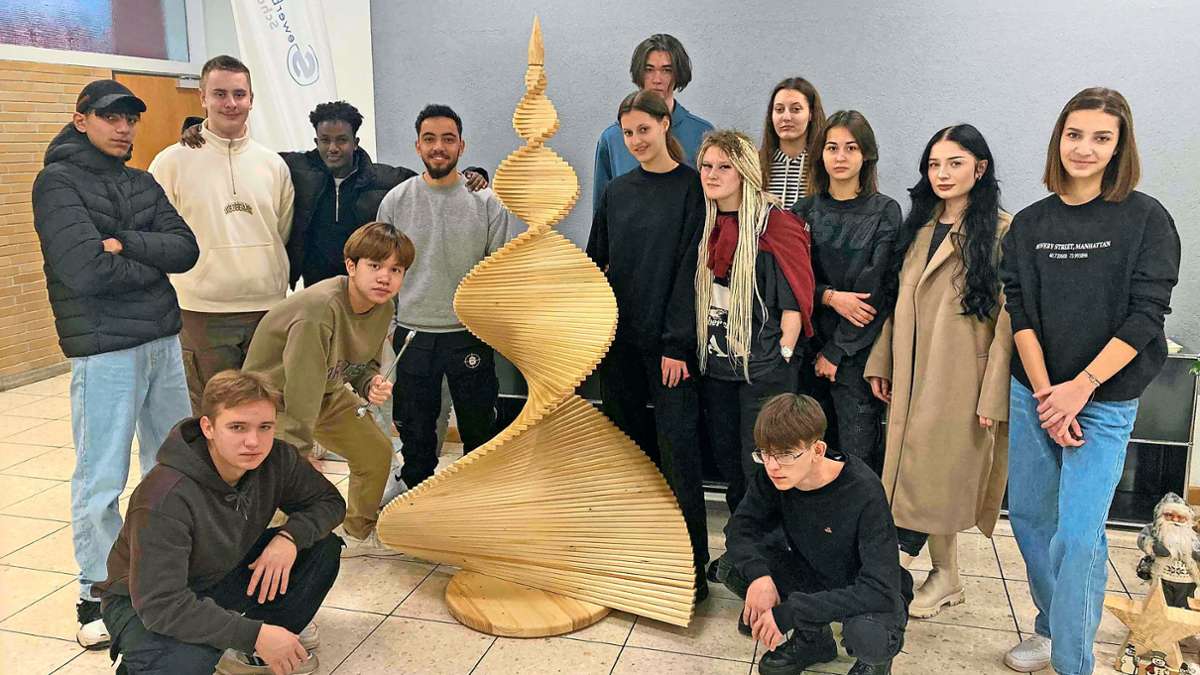 Weihnachtsprojekt an Gewerbeschule Schopfheim: Schüler bauen spiralförmigen Baum