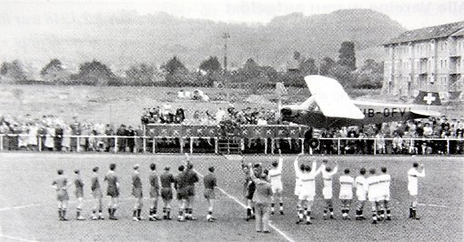 Ein Schweizer Sportflugzeug brachte den Spielball zum ersten internationalen Handballspiel in Lörrach nach dem Zweiten Weltkrieg. Foto: zVg/RWL-Chronik Foto: mek