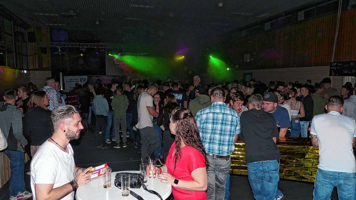 Bei heißen Rhythmen und einer Lasershow feierten die Partygänger bei der „Fire Fighter Night“ in Eimeldingen. Foto: Rolf Mück