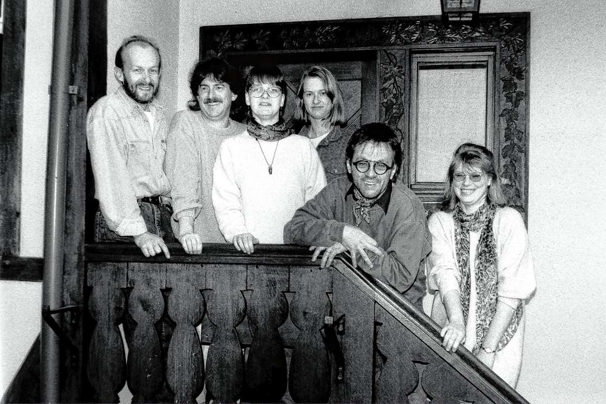 Blick zurück: (von links) Werner Müller, Harald Pflüger, Silke Züfle, Helga Hurtienne, Jörg Bertsch und Petra Martin nach dem Umzug 1992 in die neuen Redaktionsräume in der Hauptstraße 51 in Schopfheim.