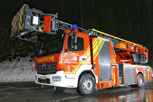 Stolz ist man in Schönau auf das neue Feuerwehrauto mit Drehleiter. Foto: zVg