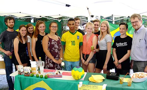 Projektgruppe „Brasilien“ mit Schülern der achten und zehnten Klasse beim Sommerfest des Kant-Gymnasium    
Foto: sc Foto: Weiler Zeitung