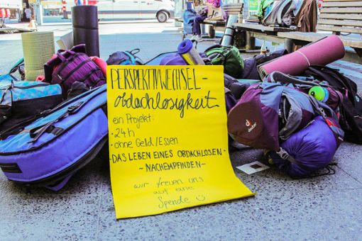 Mit Rucksack, Isomatten und Plakaten waren die Schüler 24 Stunden lang in Lörrach unterwegs. Foto: Sarah Herbster